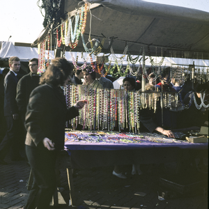 859553 Afbeelding van een kraam met kralen op de markt op het Paardenveld te Utrecht.